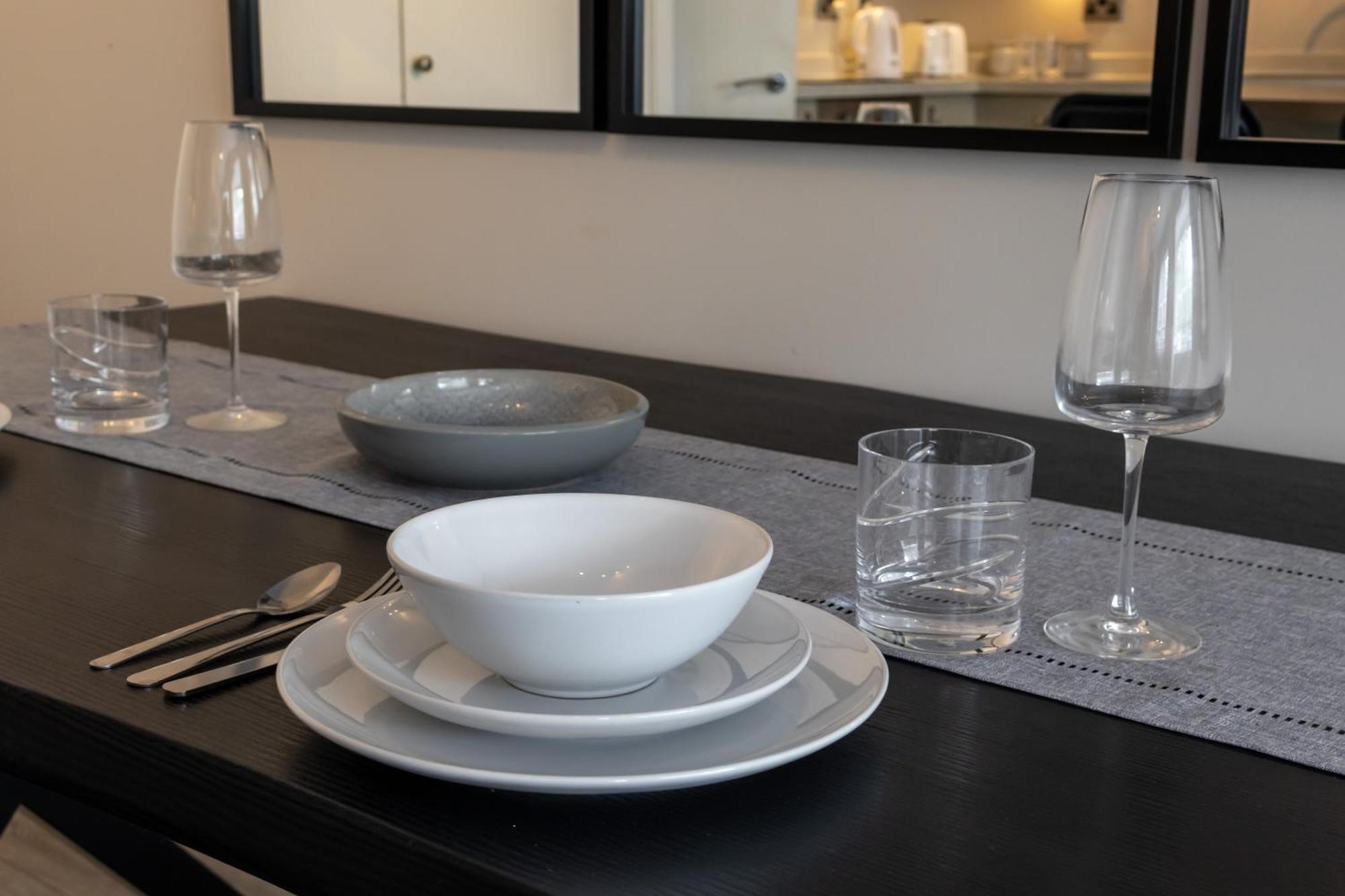 Modern 2 Bed Apartment Near Gatwick Crawley  Luaran gambar