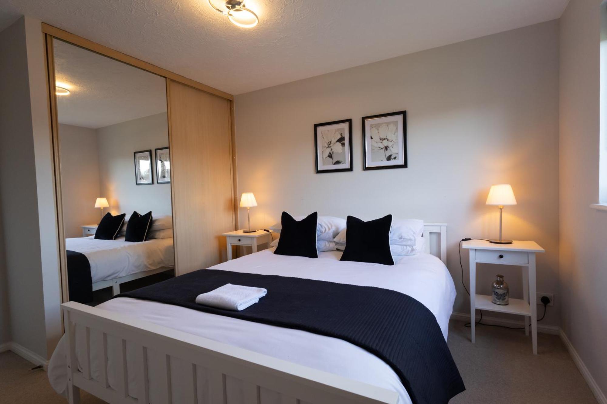 Modern 2 Bed Apartment Near Gatwick Crawley  Luaran gambar